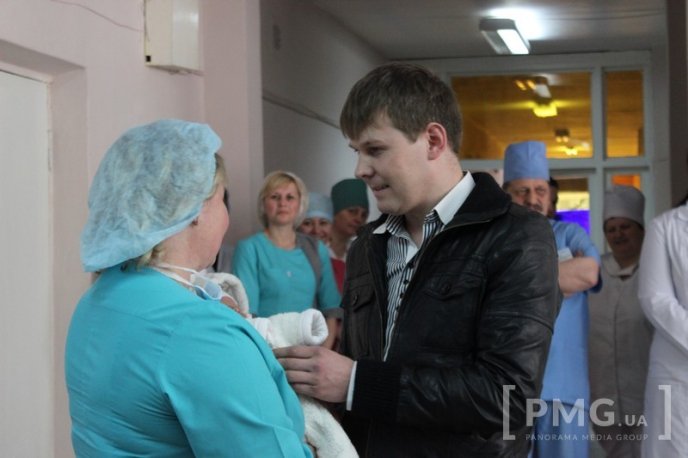 У Мукачівському пологовому будинку вперше вручили свідоцтво про народження – 04