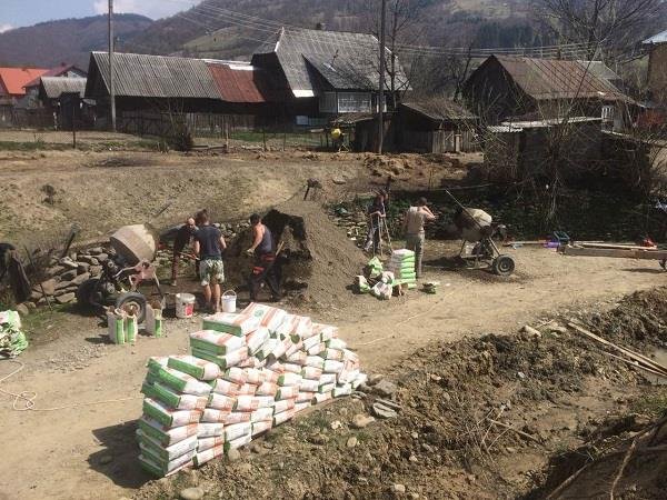 На Тячівщині місцеві мешканці самостійно розширили та забетонували частину комунальної вулиці – 01