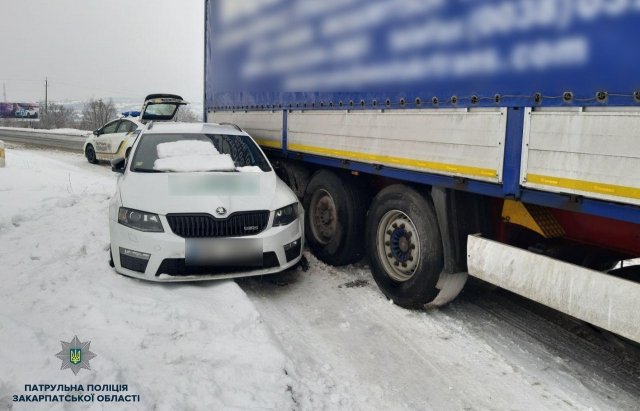 Неподалік Ужгорода сталась потрійна ДТП: зіткнулись дві вантажівки та автівка – 02