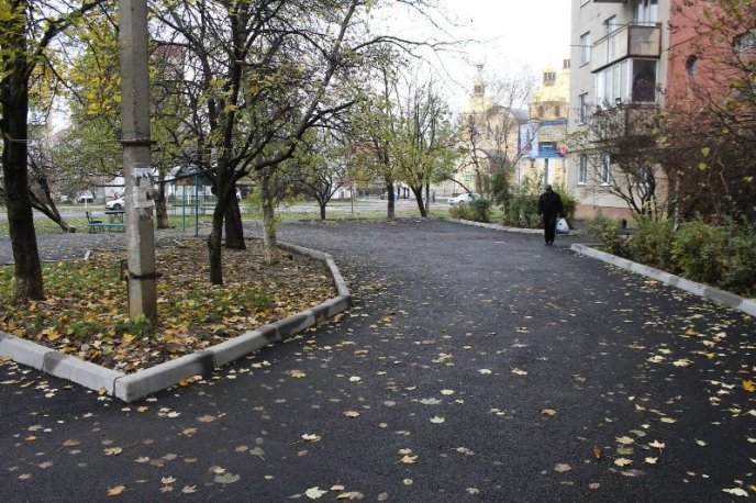 Роботи завершують за 15 адресами: у Мукачеві прозвітували за ремонт внутрішньоквартальних проїздів – 04