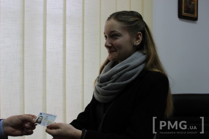 Першим сімом 16-річним мукачівцям вручили нові ID-картки – 04 Першим сімом 16-річним мукачівцям вручили нові ID-картки – 04