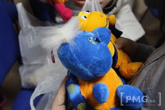 Мукачівські благодійники завітали з подарунками до маленьких переселенців – 04