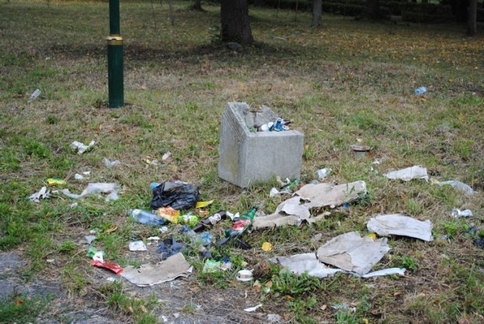 Мукачівці перетворили Комсомольський парк на сміттєзвалище (ФОТОРЕПОРТАЖ) – 06