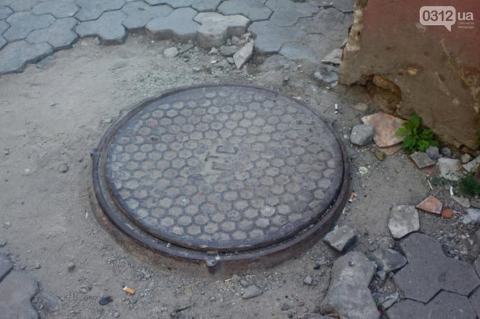 У центрі Ужгорода дівчина провалилася у люк – 02