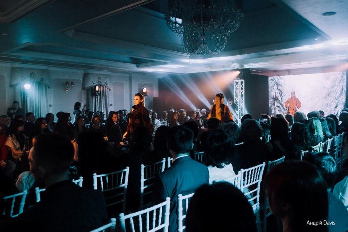 Мода заради життя: на Закарпатті відбувся ІІІ-й благодійний показ мод дизайнерки Роксолани Новак – 147