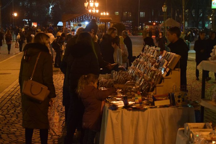 В Ужгороді стартував новорічно-різдвяний ярмарок – 32 В Ужгороді стартував новорічно-різдвяний ярмарок – 32
