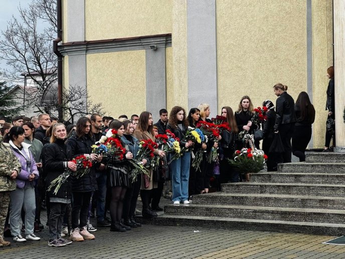 У Мукачеві попрощалися із 18-річним Героєм, який загинув на війні – 06