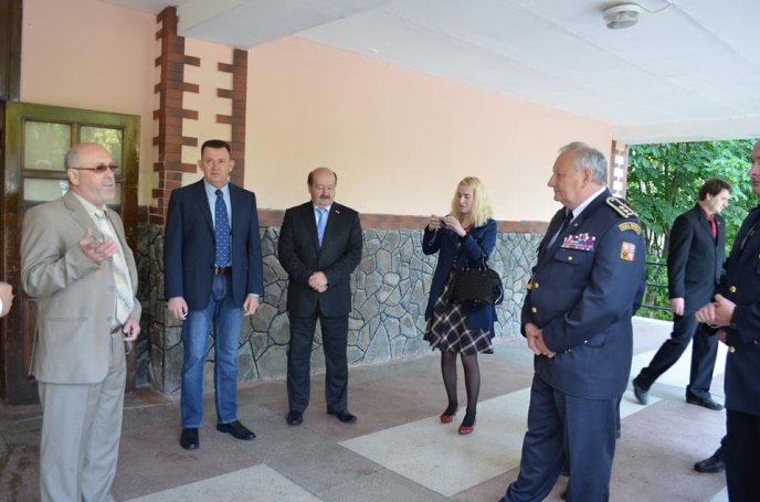 Мукачівська ЗОШ №6 отримала підручники з Чехії – 01