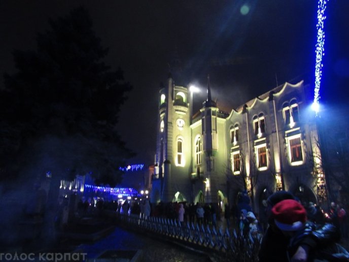 Зустріч Нового року в Мукачеві: бенгальські вогні, шампанське та феєрверк – 01