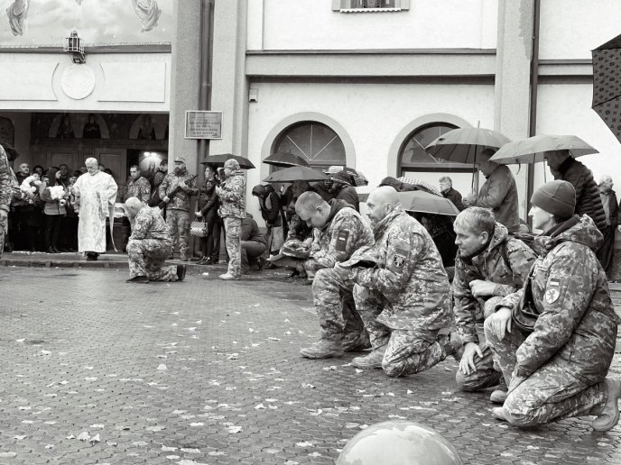 У Мукачеві сьогодні попрощалися із полеглим військовим – 05