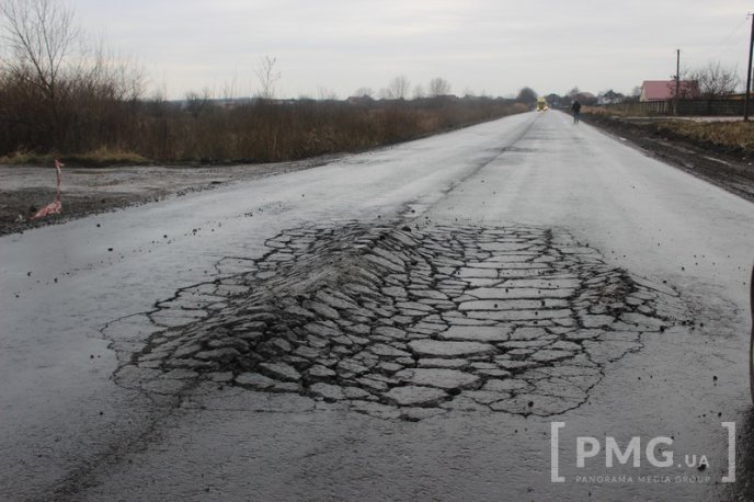 На першому шарі асфальту на Пряшівській-об’їзній у Мукачеві з’явились тріщини – 01