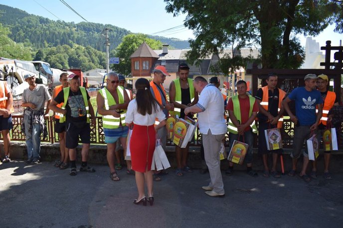 Люди так зраділи ремонту дороги, що зустрічали дорожників хлібом-сіллю – 03