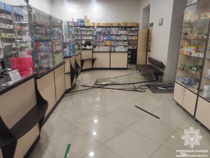 В центральній частині Мукачева чоловік розбив вітрини магазинів та аптеки – 01