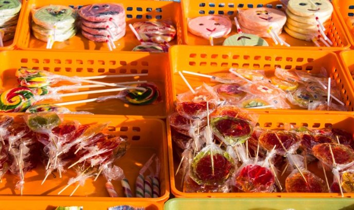 Набережна Мукачева, перед монастирем, нагадує торгову алею (ФОТО) – 12