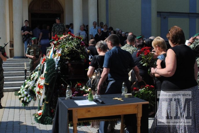 Сльози, квіти та слова подяки – у Мукачеві прощаються із загиблим Вільгельмом Штольцельом (ФОТО) – 11