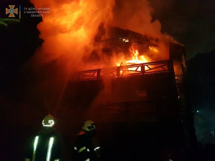 Рятувальники показали фото нищівної пожежі в готелі – 05