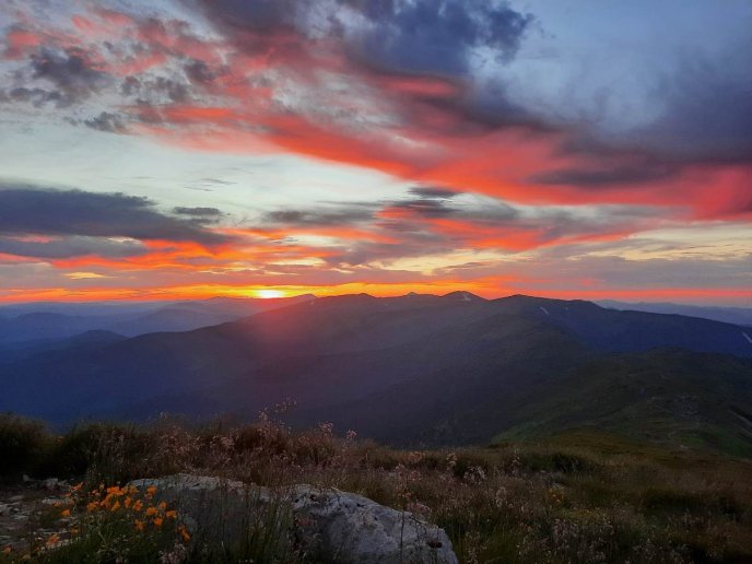 «Аж дух перехопило»: у Мережі показали незвичайний захід сонця на горі Піп Іван – 01
