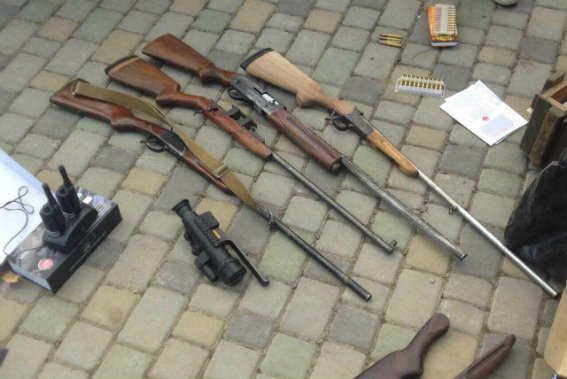 Чоловік зберігав вдома арсенал зброї – 02