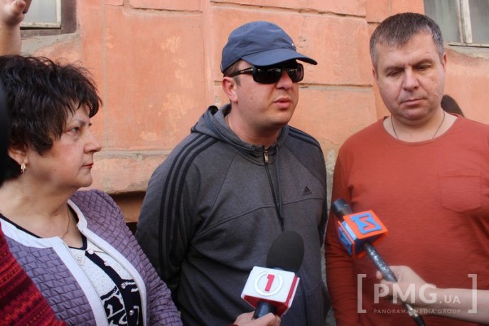 У центрі Мукачева люди вийшли на пікет: принесли шини і вимагають повернути вкрадені гроші – 07