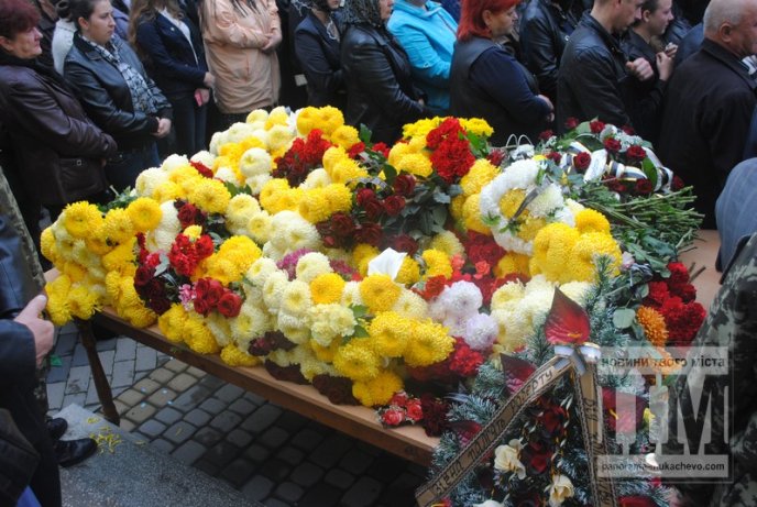 Сум, плач та сльози: Мукачево попрощалось з героєм-земляком (ФОТОРЕПОРТАЖ) – 15