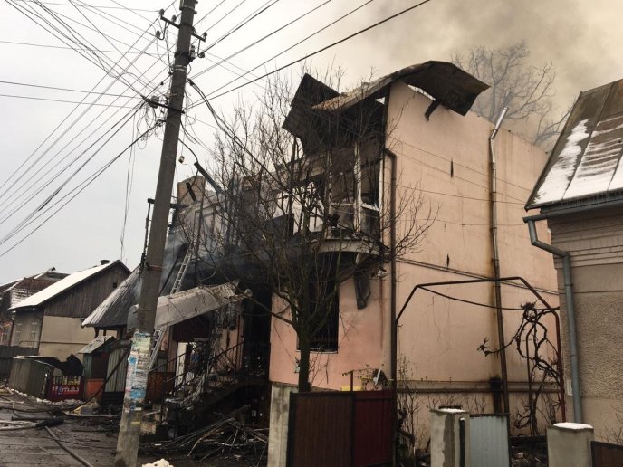 Вогнеборці приборкують пожежу в магазині будматеріалів на Тячівщині – 07 Вогнеборці приборкують пожежу в магазині будматеріалів на Тячівщині – 07