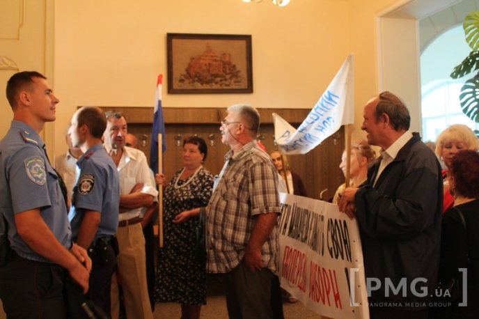 Русини прийшли з протестом під будівлю Мукачівської ратуші – 02