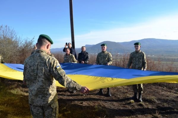 На Тячівщині на горі Капуна урочисто піднялии величезний прапор України – 04