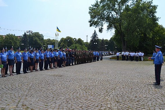 Закарпатські міліціонери вишикувались на центральних площах міст області – 01