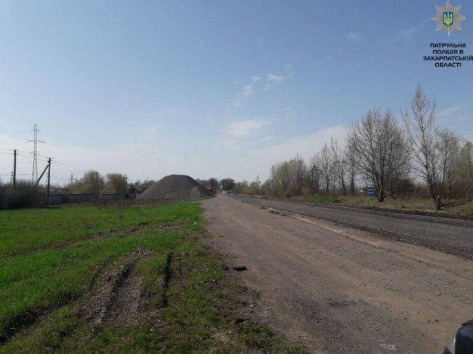 Поліцейські перевіряють стан доріг області – 02