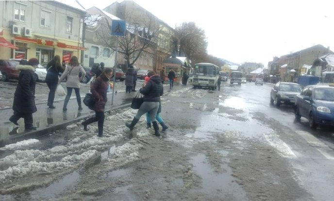 На деяких вулицях Мукачева страшенні калюжі, а автовокзал нагадує велике болото – 04 На деяких вулицях Мукачева страшенні калюжі, а автовокзал нагадує велике болото – 04
