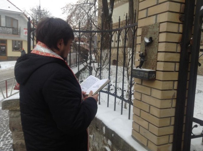 В Ужгороді освятили нові міні-скульптурки міста – 01