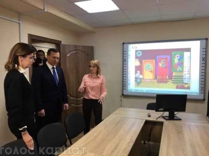 Дружина Петра Порошенка вже на Закарпатті. Вона відвідала кілька закладів в Ужгороді – 07