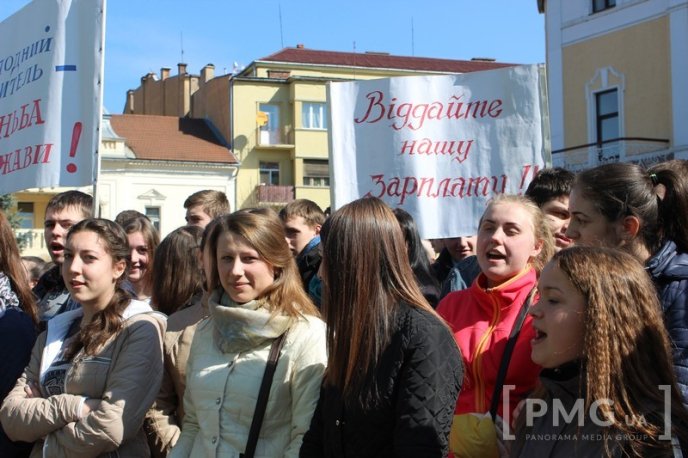 Протести у центрі Мукачева: сутички, заблокована ратуша та крики "Ганьба" в адрес мера – 03