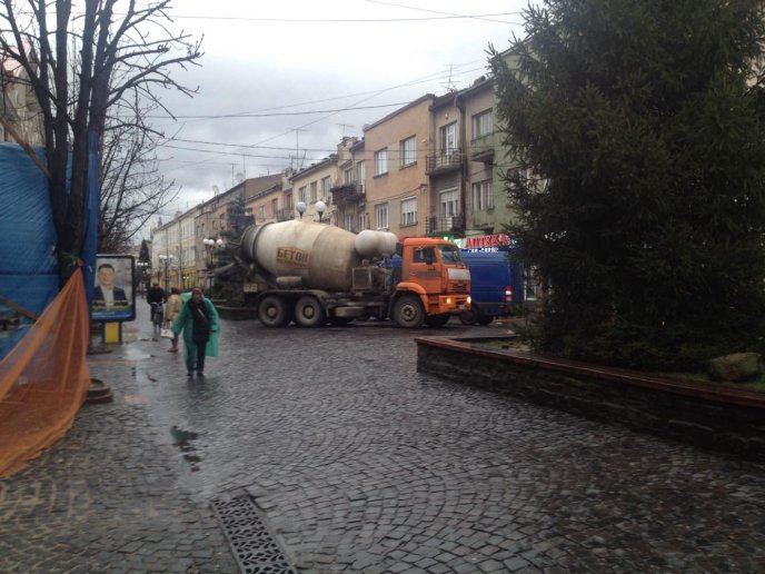 Безлад у центрі Мукачева: будівельники зливали бетонний розчин в каналізацію – 04