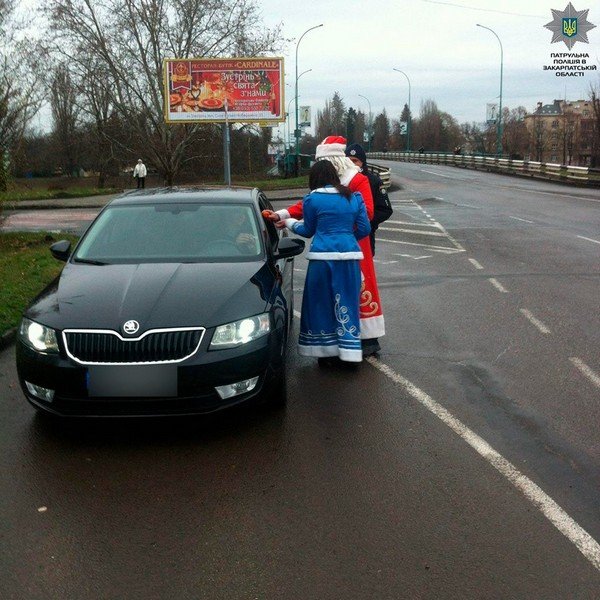 Дід Мороз і Снігурочка зупиняли водіїв в Ужгороді – 03