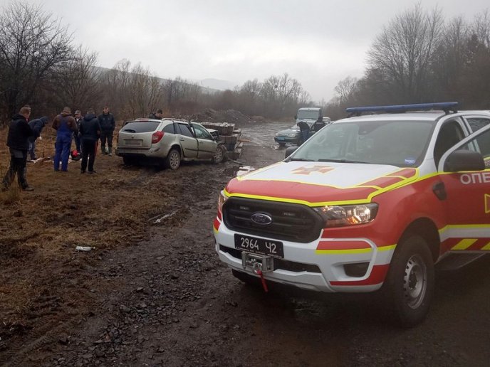 Тіло затиснуло понівеченим кузовом авто: опубліковано фото з місця смертельної аварії – 01