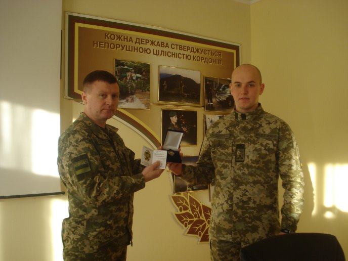 Закарпатському прикордоннику, який врятував двох нелегалок, вручили нагороду «За мужність в охороні державного кордону» – 01 Закарпатському прикордоннику, який врятував двох нелегалок, вручили нагороду «За мужність в охороні державного кордону» – 01