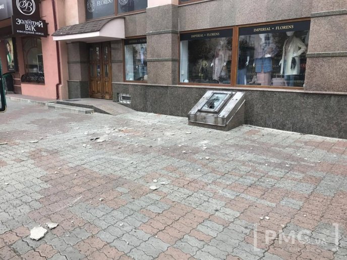У центрі Мукачеві з будівлі впав великий шматок штукатурки – 04 У центрі Мукачеві з будівлі впав великий шматок штукатурки – 04