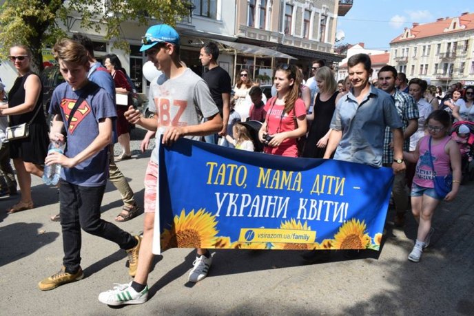В Ужгороді проходить хода на захист сімейних цінностей – 22