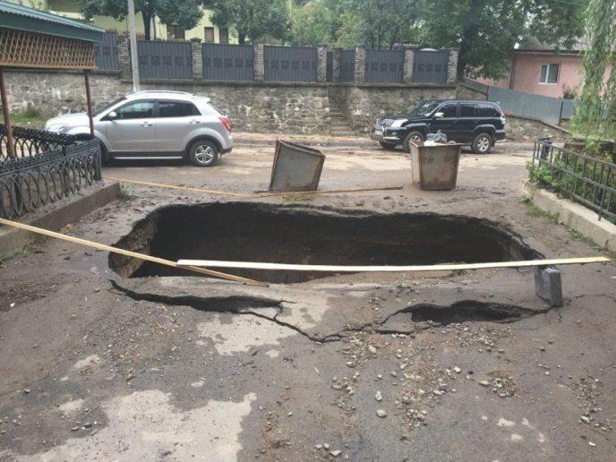 Посеред мосту утворилося величезне провалля – 01