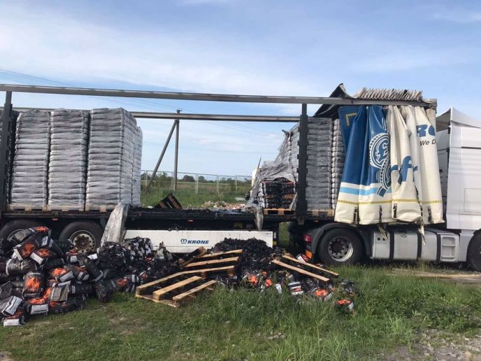 Неподалік від КПП "Тиса" сталося загорання: оприлюднено фото – 03