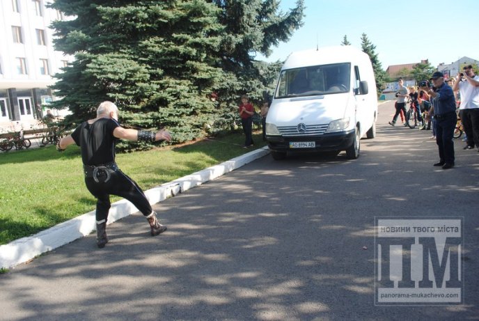 Сергій Вінер разом з вихованцями продемонстували мукачівським велосипедистам власні трюки (ФОТО) – 02 Сергій Вінер разом з вихованцями продемонстували мукачівським велосипедистам власні трюки (ФОТО) – 02
