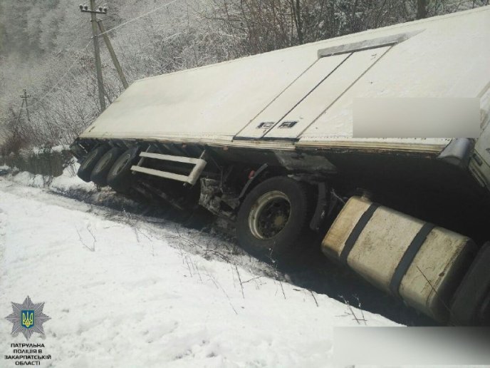 На Закарпатті перекинулись вантажівка і автомобіль – 01