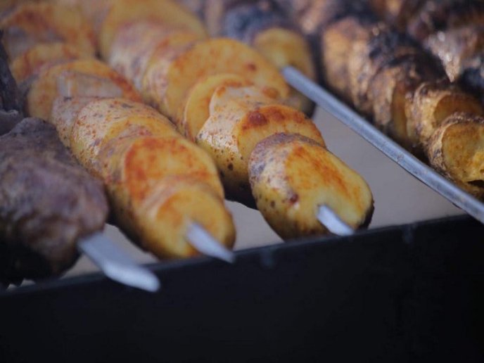 Смажена гуска, печені яблука і вино: у центрі Мукачева розпочався святковий ярмарок – 02