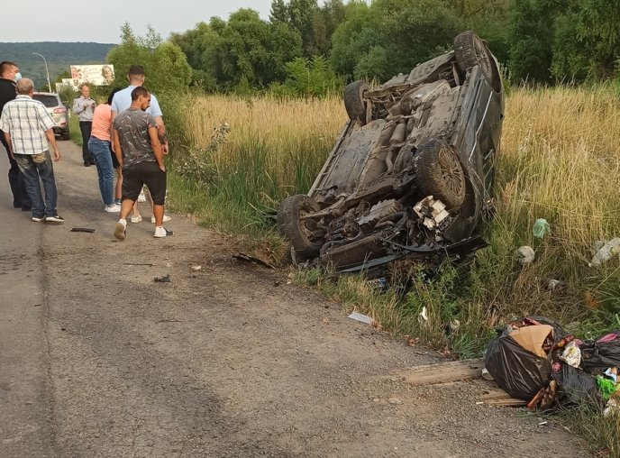 Автівка перекинулась на дах: що відомо про карколомну ДТП в Ужгороді – 01