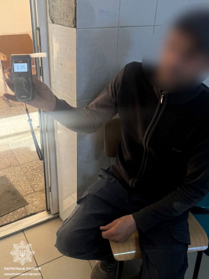 Водій керував автомобілем, якого «не існує» / фото: Патрульна поліція Закарпаття