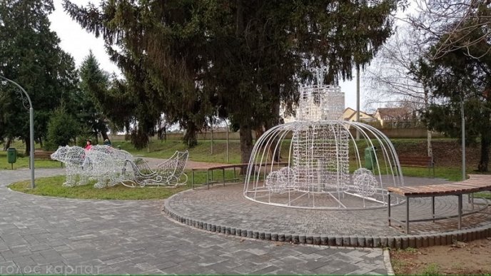 В одному з парків Мукачева встановлюють новорічні ілюмінації – 06