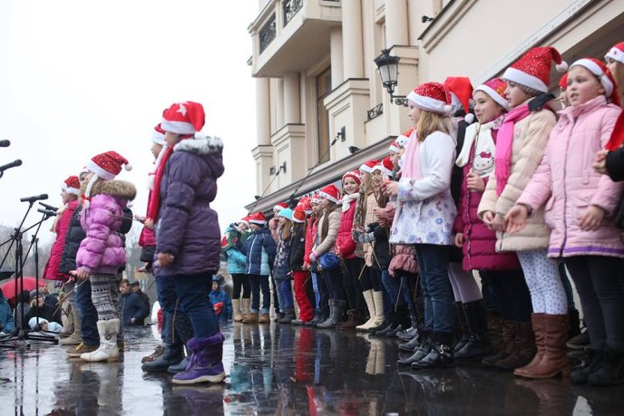 В Ужгороді "католицькі" миколайчики привітали містян зі святом – 10