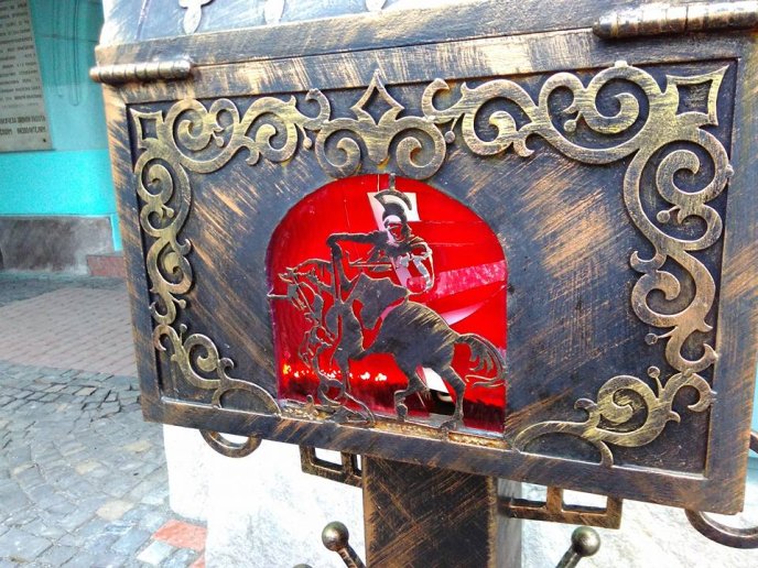 У Мукачеві невідомі пошкодили поштову скриньку із силуетом святого Мартина – 03