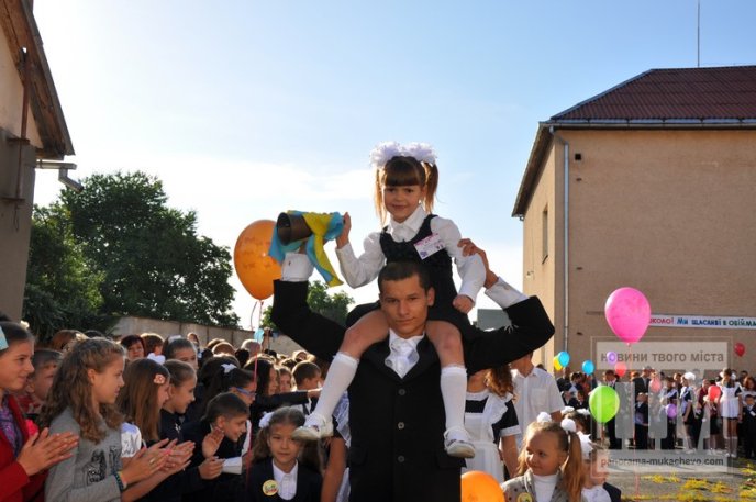 У Мукачівській ЗОШ №7 відбулось урочисте свято Першого дзвоника (ФОТОРЕПОРТАЖ) – 30